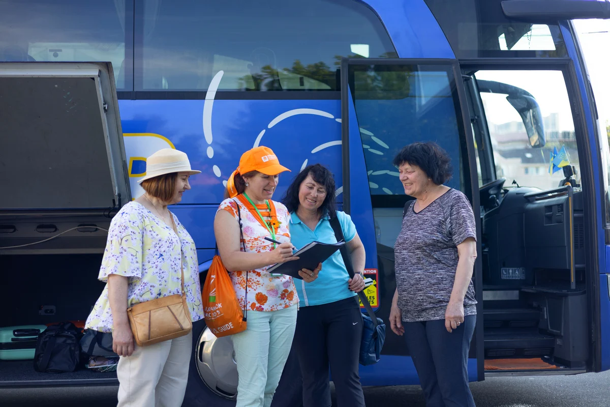 Посадка туристів біля автобуса